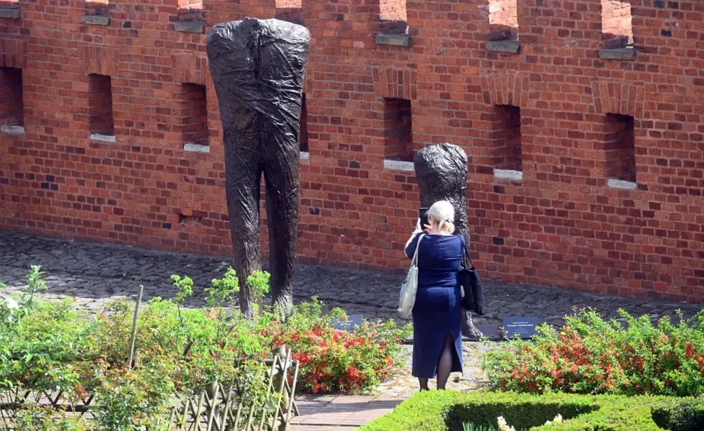 Rzeźby Magdaleny Abakanowicz z wizytą u królów. 14 prac można już oglądać w ogrodach na Wawelu