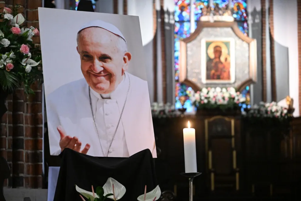 Jakie są podstawy prawne wprowadzenia żałoby narodowej i co to oznacza w praktyce?
