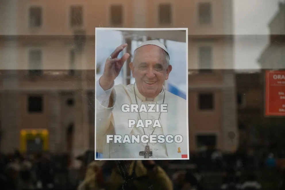 Żałoba narodowa po papieżu Franciszku: gest szacunku czy polityczna gra?