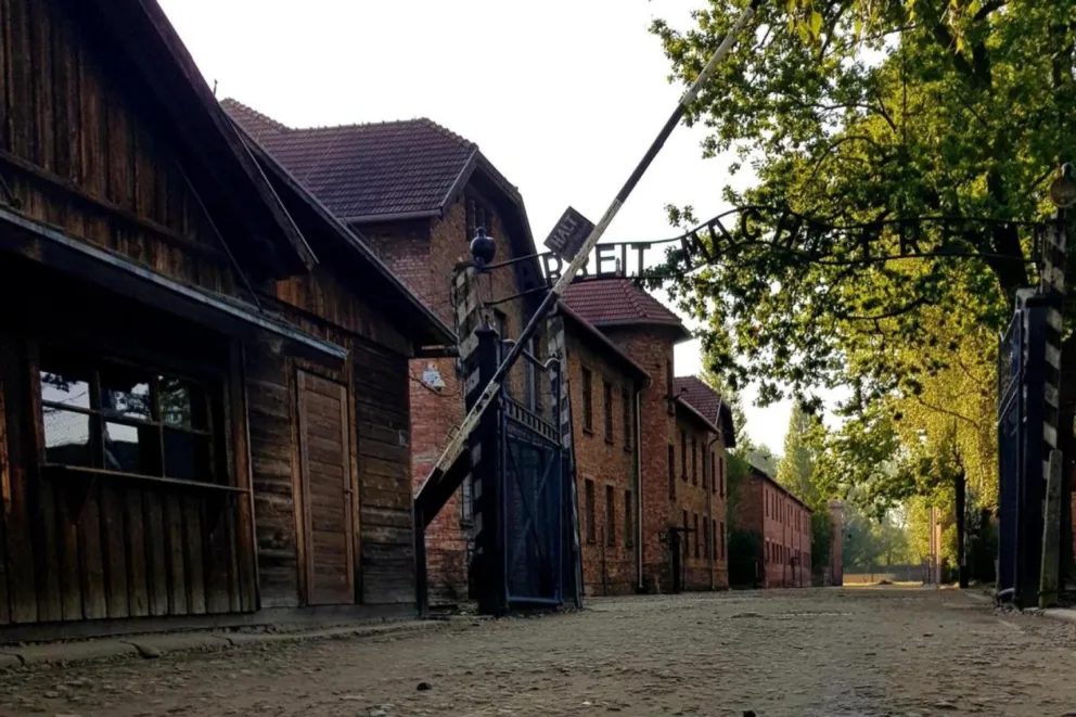 Marsz milczenia w byłym KL Auschwitz. "Kto nie pamięta przeszłości, ten skazany jest na jej powtórzenie"