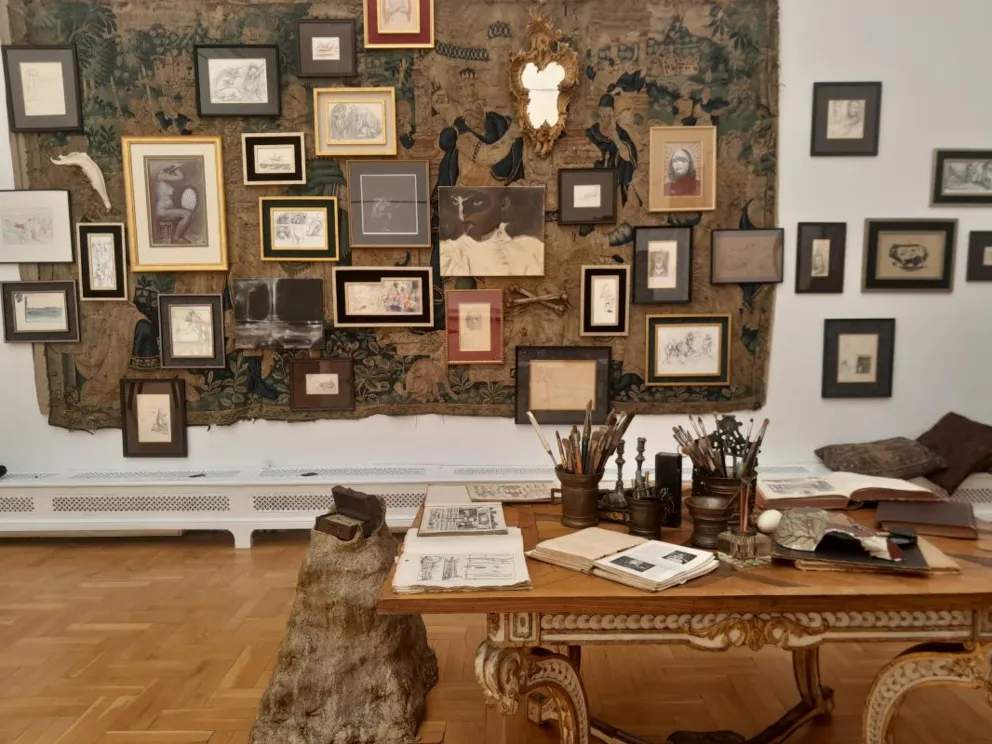 Kości, czaszki, kunstkamera - w wystawie Starowieyskiego w Pałacu Sztuki