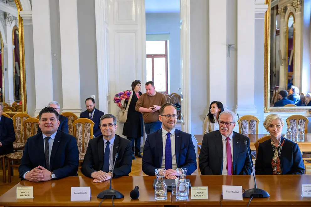 Sentymentalna sesja w Tarnowie. Radni z 1990 roku znów zasiedli przy stole [ZOBACZ ARCHIWALNE ZDJĘCIA]