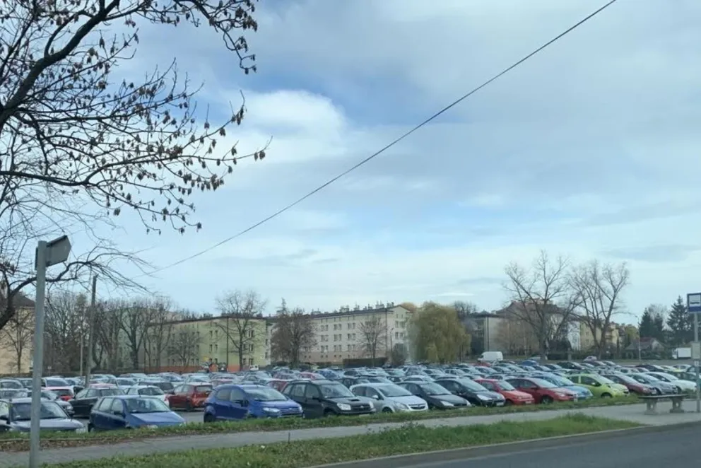 Pierwszy krok do płatnego parkowania na starej Kapłanówce. „Nie będziemy zdzierali” – obiecuje miasto