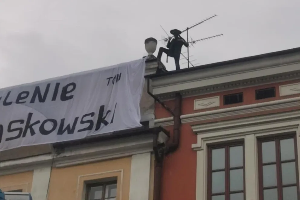 Rozwiesił baner z dachu kamienicy. Tarnowska policja szuka... Zorro