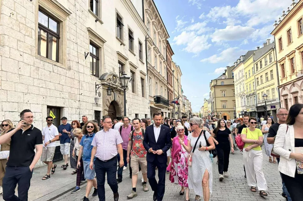 Kraków przegrał zakład o frekwencję w wyborach i wyszedł na dwór (ale po krakowsku)