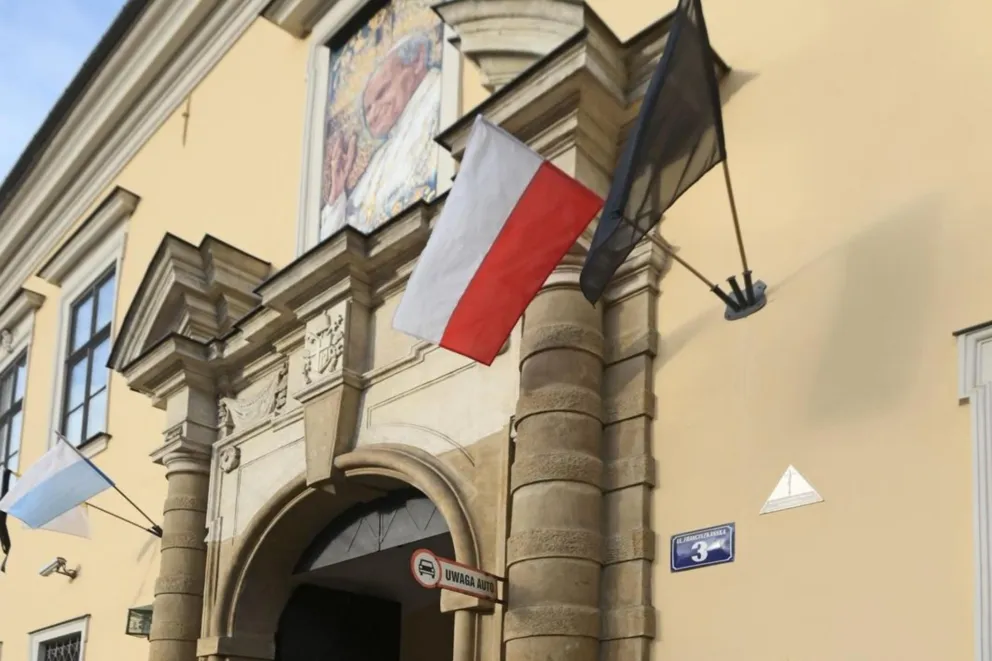 „Kamienie wołać będą”. Protest przed krakowską kurią w obronie ofiar pedofilii w Kościele