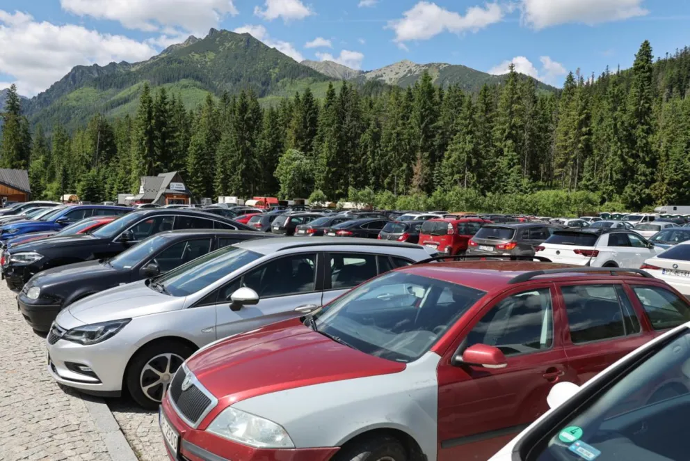 Tatry: Oblężenie, korki i źle zaparkowane samochody. Ale są też miejsca bez tłumów