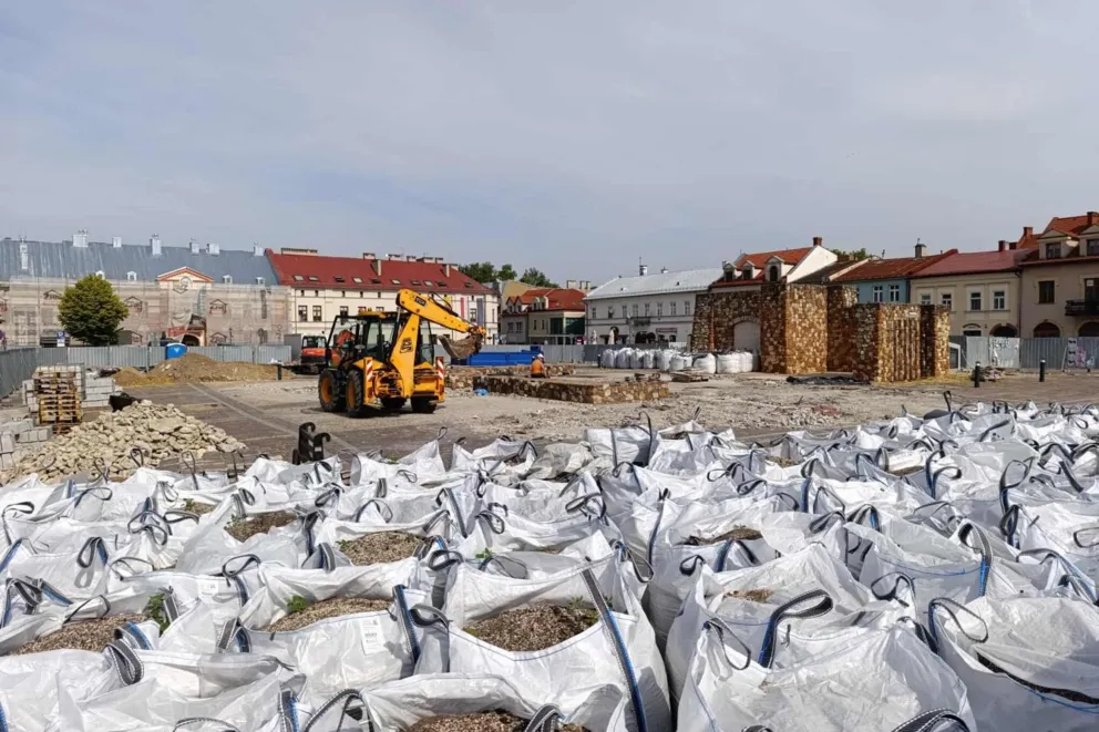 Olkusz: Utrudnienia na Rynku. Trwa montaż systemu nawadniania