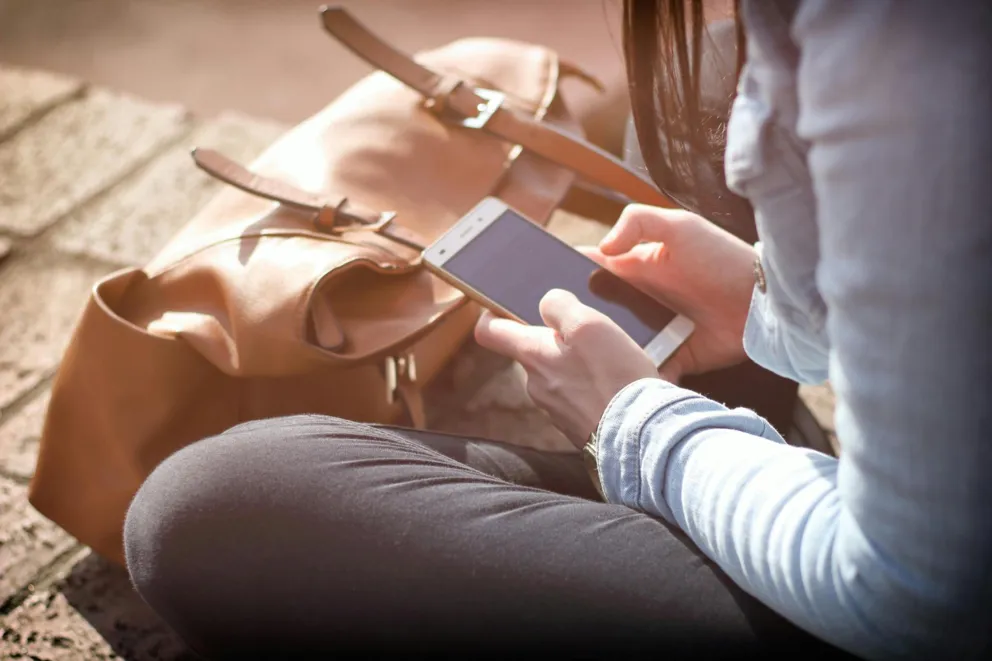 Popcorn brain, fonosapiens i smartfon w łazience. Jak nie dać się „przewinąć”?