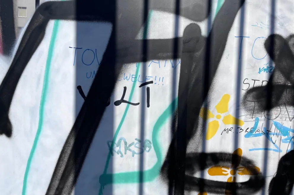 Wiersze przegrały z wulgaryzmami. Poetyckie graffiti w Tarnowie zniszczone przez wandali