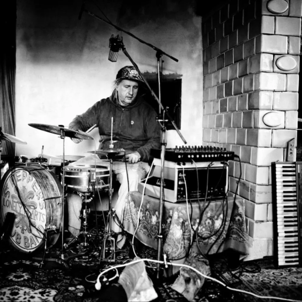 Wiejski jazzbandyta i elektroniczna głowa Trzeciaka. Rozmowa z Garym Gwaderą