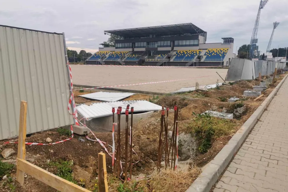 Czekają na boisko, na razie mają ładną trybunę. Gdzie reszta stadionu w Mościcach?