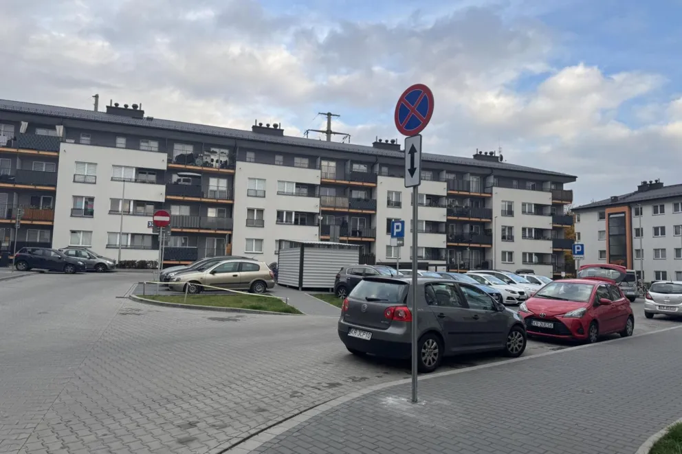 Parkowanie na zakazie albo wcale. Mieszkańcy krakowskiego osiedla bez miejsc postojowych