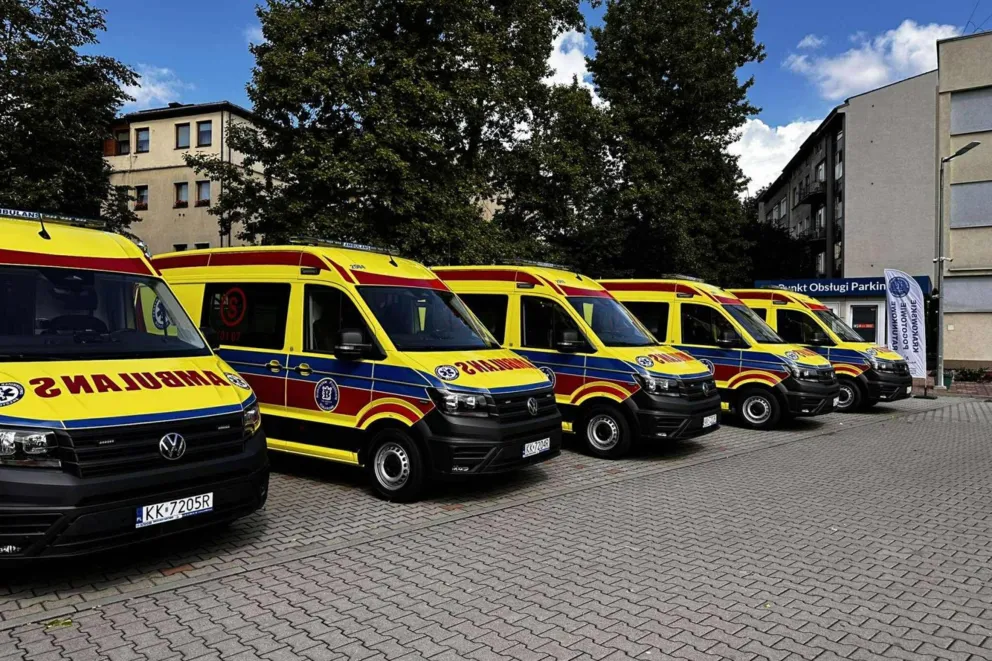 Krakowskie Pogotowie Ratunkowe ma pięć nowych karetek, z żółtym malowaniem