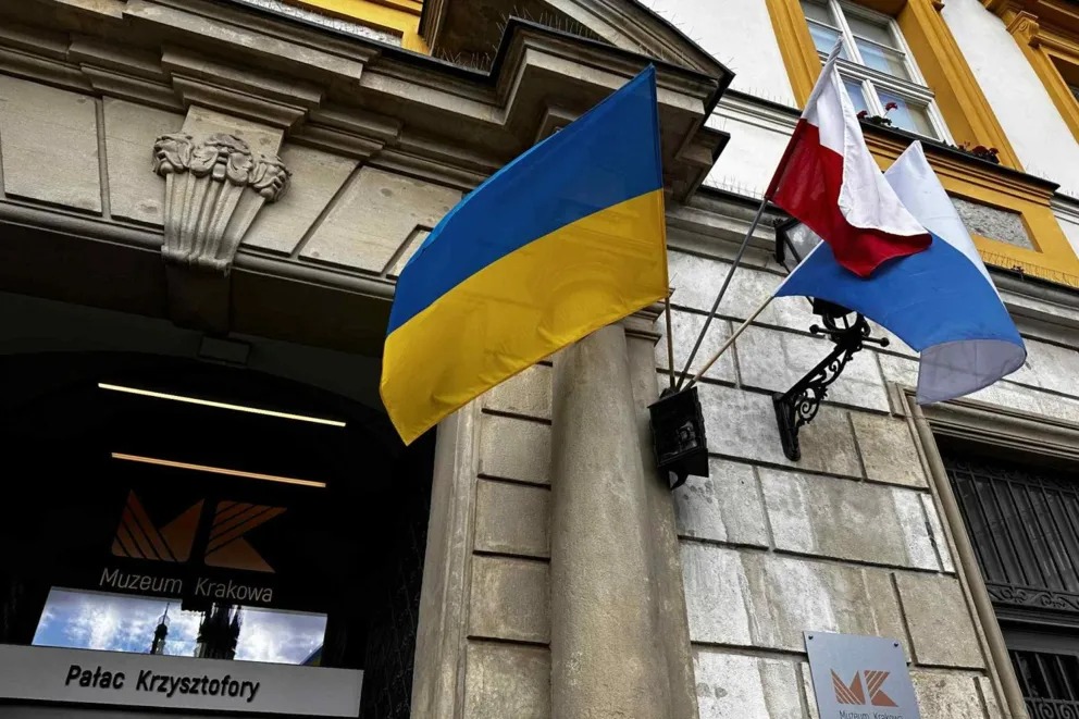 Żółto-niebieskie flagi zawisły na gmachu Muzeum Krakowa i przy magistracie. Na znak jedności i solidarności