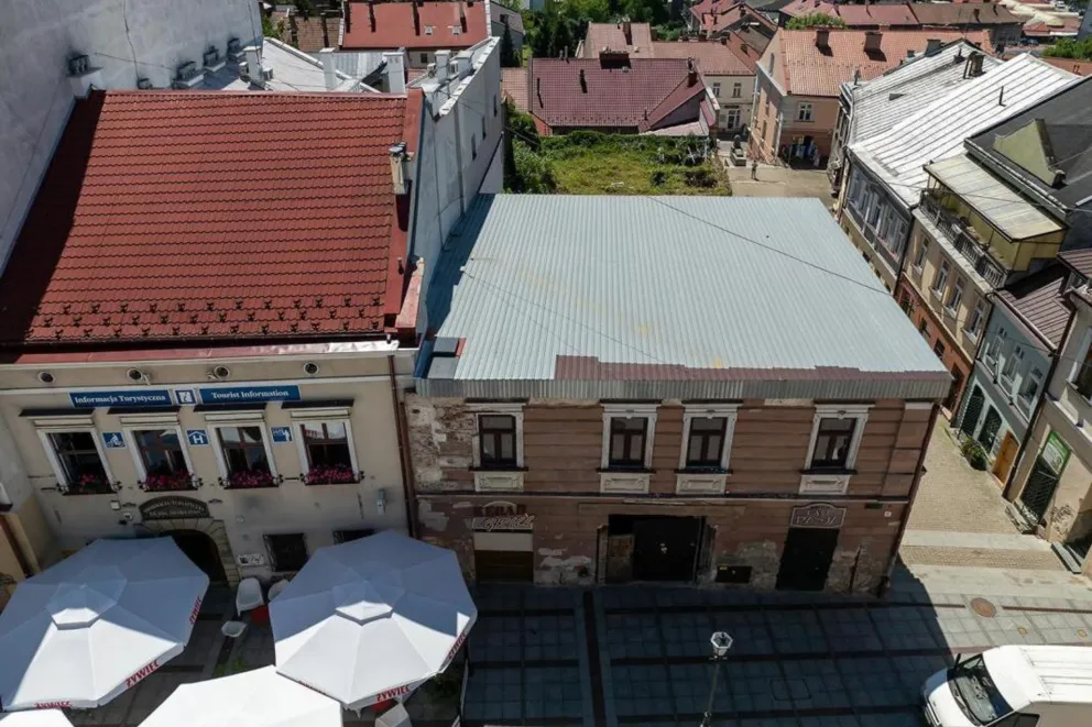 "Kamienica wstydu" w centrum Tarnowa może stać się blokiem TBS. Decyzja w rękach miasta
