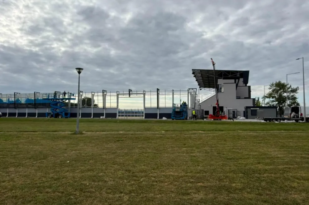 Wznowiono budowę stadionu piłkarskiego w Mościcach. Nowy podwykonawca ruszył z kopyta