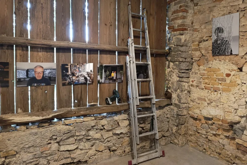 Bezdomna Galeria w Czułej Stodole w Płazie. Każdy może wystawić swoje zdjęcia