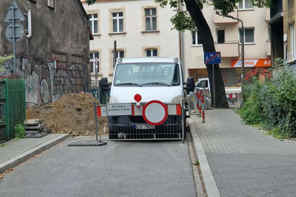 Ulica Gzymsików w Krakowie zablokowana. Kierowcy wpadają w pułapkę przez brak oznakowania