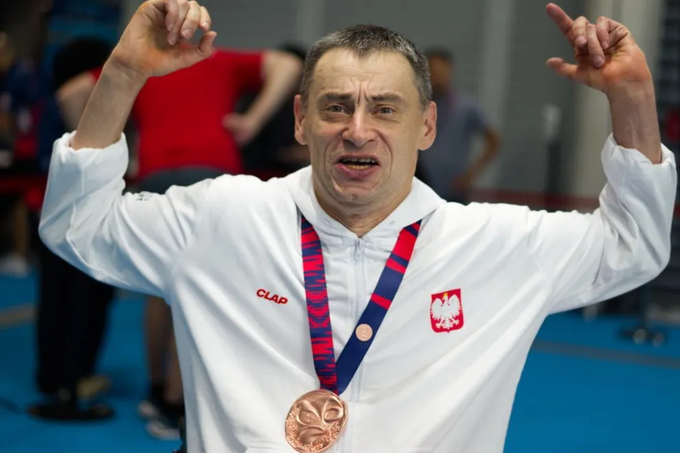 Jeździ na wózku, w MŚ w Singapurze zdobywa medale w pływaniu. Jacek Czech: "Te dwa brązy są jak złoto" 