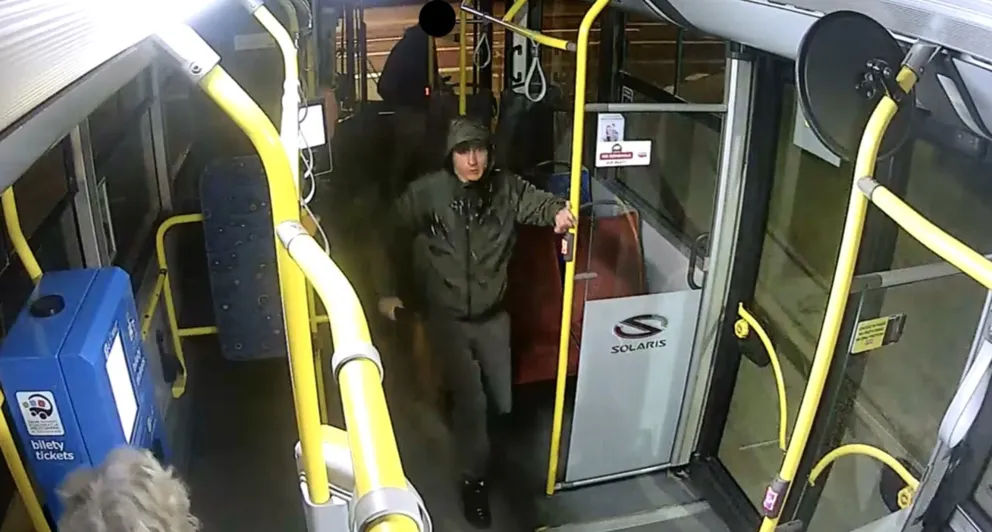 Policja szuka sprawców brutalnej bójki w autobusie w Trzebini. ZDJĘCIA