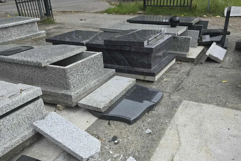 Wandale zniszczyli nagrobki z zakładu kamieniarskiego przy cmentarzu w Grębałowie