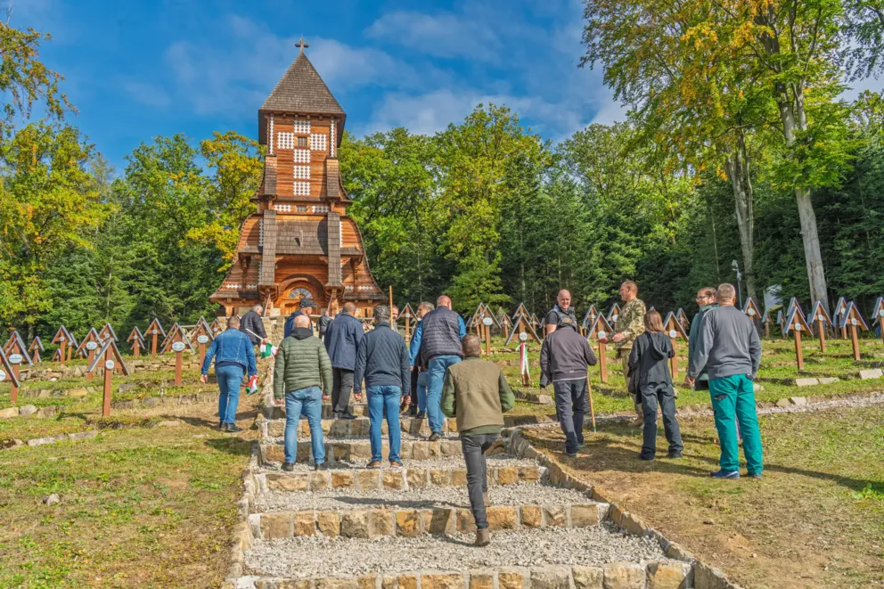 Sprzątanie cmentarza wojskowego w Łużnej