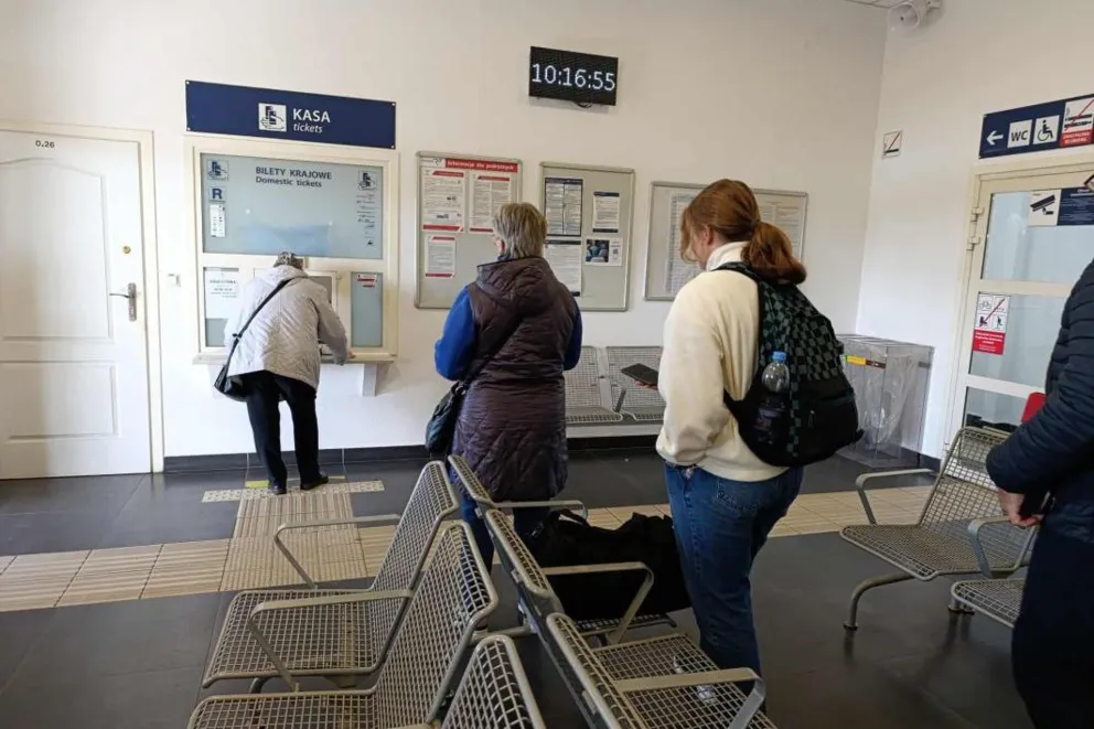 Na kolanach po bilet. Dziwna sytuacja na dworcu koło Krakowa