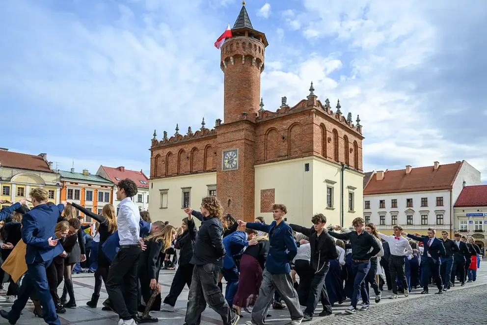 Tarnowianie zatańczyli poloneza na Rynku w rocznicę odzyskania niepodległości. WIDEO