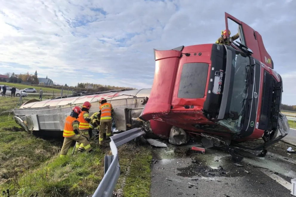 Cysterna uderzyła w bariery na A4. Są utrudnienia