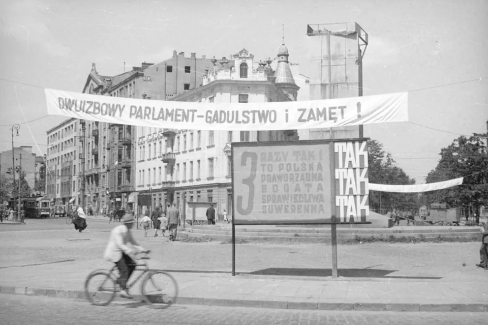 Propaganda sukcesu w czasach PRL. ”W tonacji byczo jest…” 