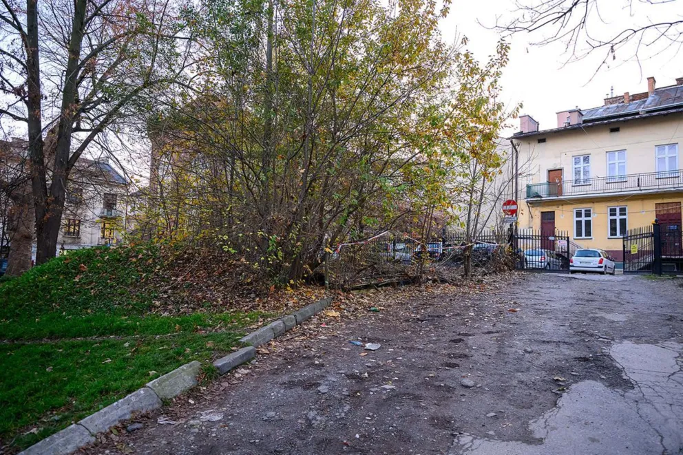 Mógł być wizytówką, jest zakątkiem wstydu. Kiedy remont Placu Morawskiego w Tarnowie?