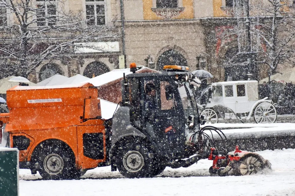 Kto odpowiada za dziury i śliskie drogi? Tłumaczymy, kiedy kierowca ma prawo do odszkodowania