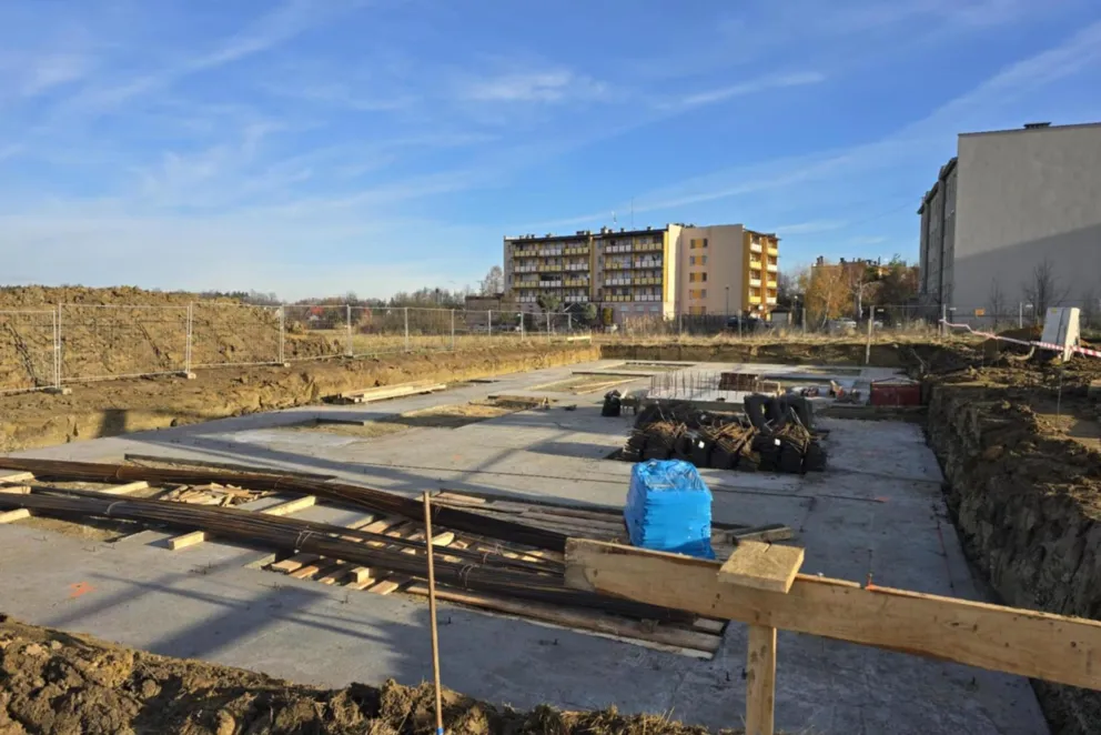 Budowa bloku w ramach SIM w Dąbrowie Tarnowskiej. Wreszcie wbito „łopaty”