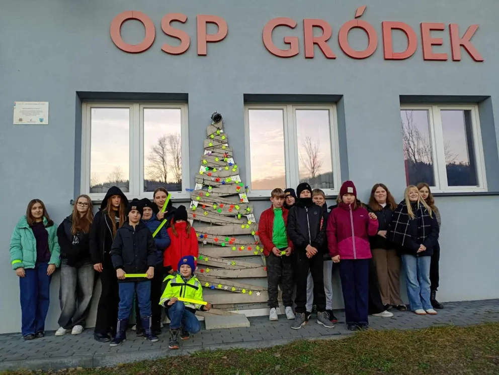 Choinka z węża strażackiego w Gródku zachęca do sięgania po odblaski