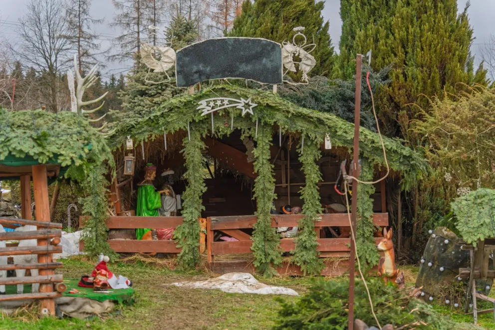 Aby zdążyć na Święta Bożego Narodzenia, zaczęli wieszać lampki już w wakacje
