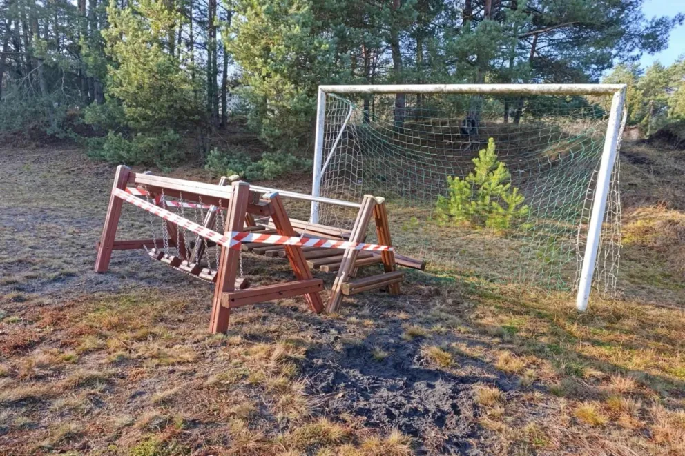 Plac zabaw w Hutkach do przeniesienia. Jeszcze miesiąc i byłby pod wodą