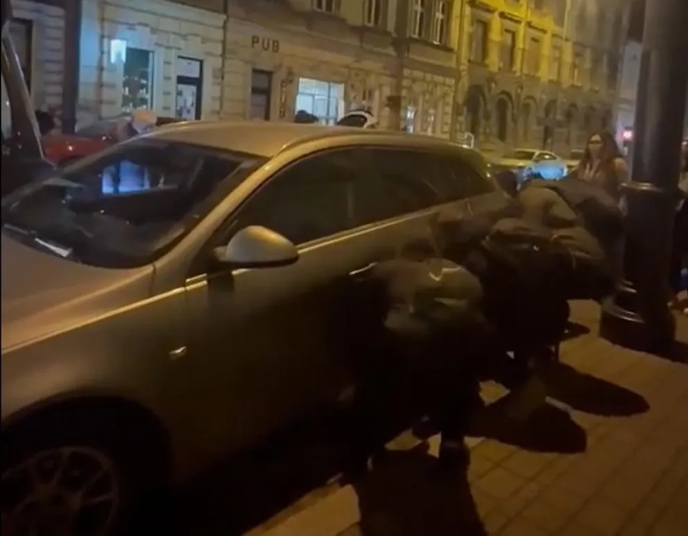 Tak odblokowali tramwaj na Długiej. Zobacz nagranie