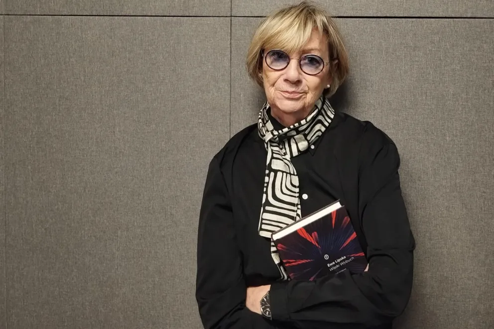Ewa Lipska z odznaką "Honoris Gratia"