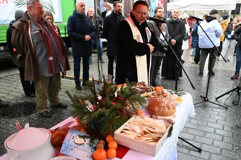 Kard. Ryś na wigilii dla potrzebujących: każdy nosi w sobie godność, odkrywajcie ją w sobie i innych
