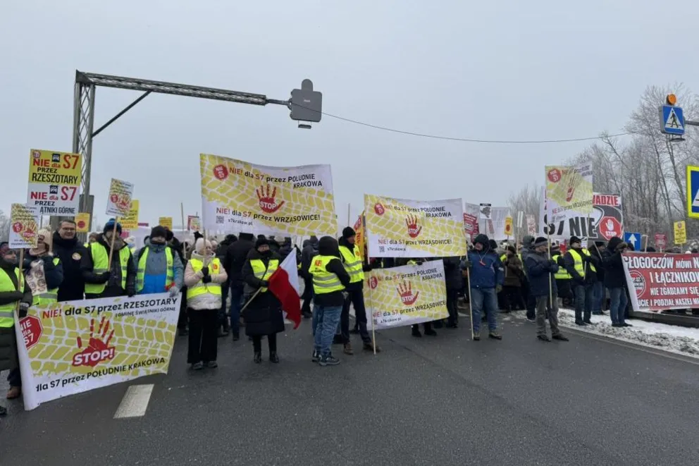Protestujący przeciwko S7 blokowali Zakopiankę w Głogoczowie