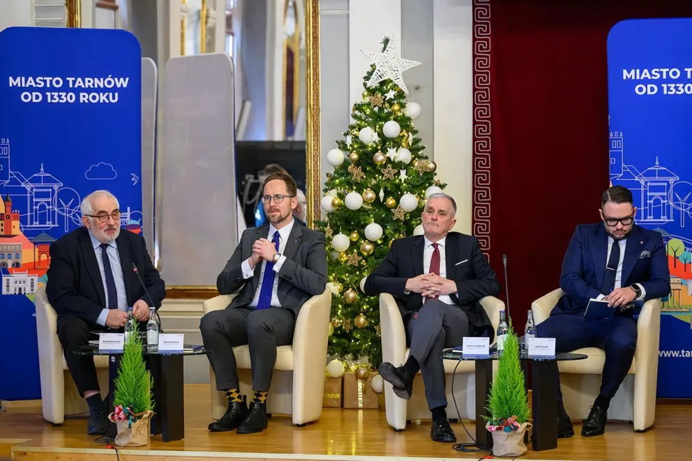 "Niech rząd podzieli się tym, co ma". Prezydenci średnich miast podpisali w Tarnowie deklarację