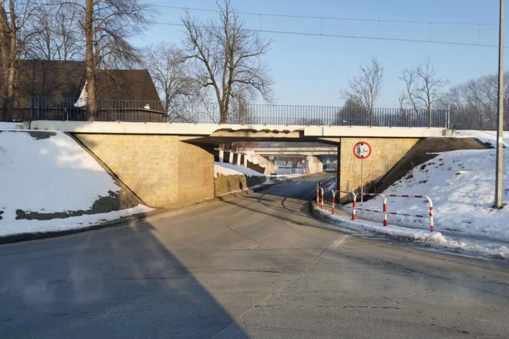 Kłopotliwy wiadukt w Tarnowie. Ciężarówki regularnie zawadzają tam dachem. Jak to zmienić?
