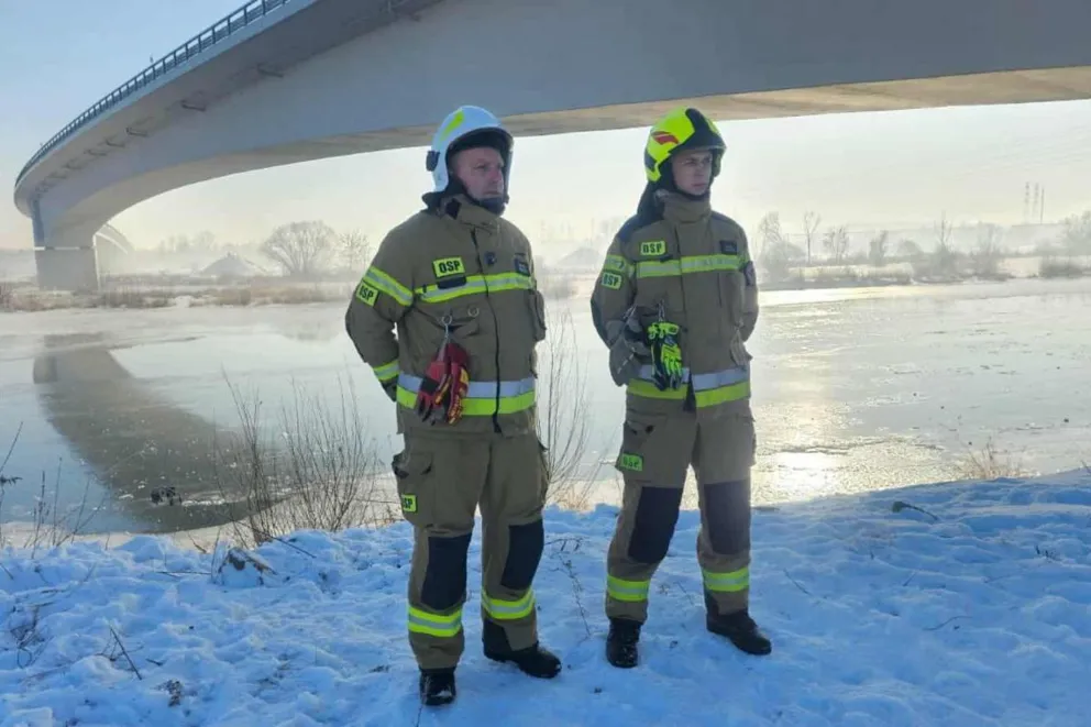 Strażacy ochotnicy uratowali dwie osoby z lodowatego Dunajca