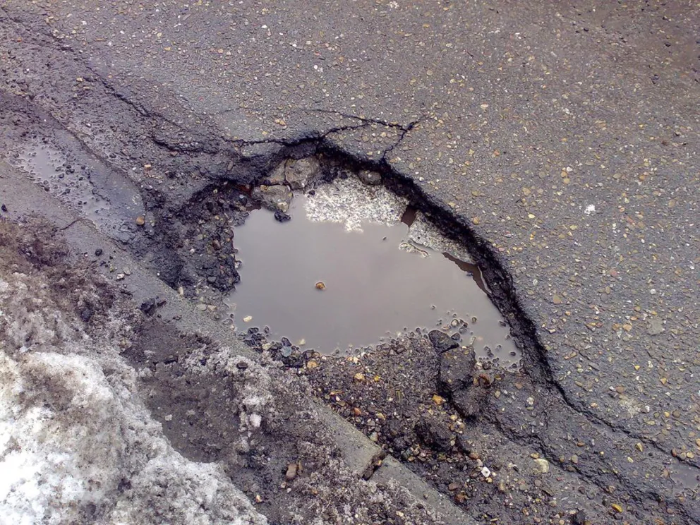 Śnieg stopniał, w Tarnowie wyszły... dziury