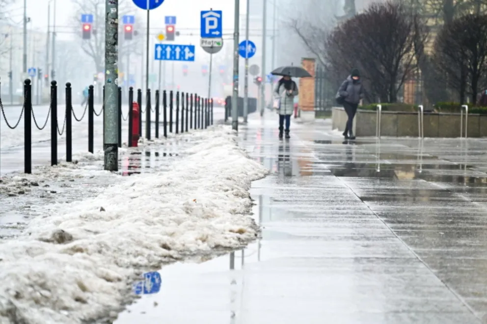 Ślisko na drogach i chodnikach w Małopolsce, uwaga na "czarny lód"