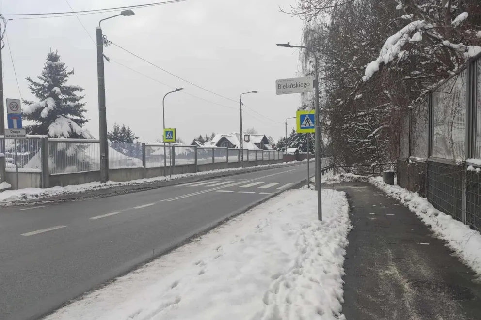 Niebezpieczne skrzyżowanie na Bielanach. Mieszkańcy chcą świateł, miasto mówi: na razie lustro