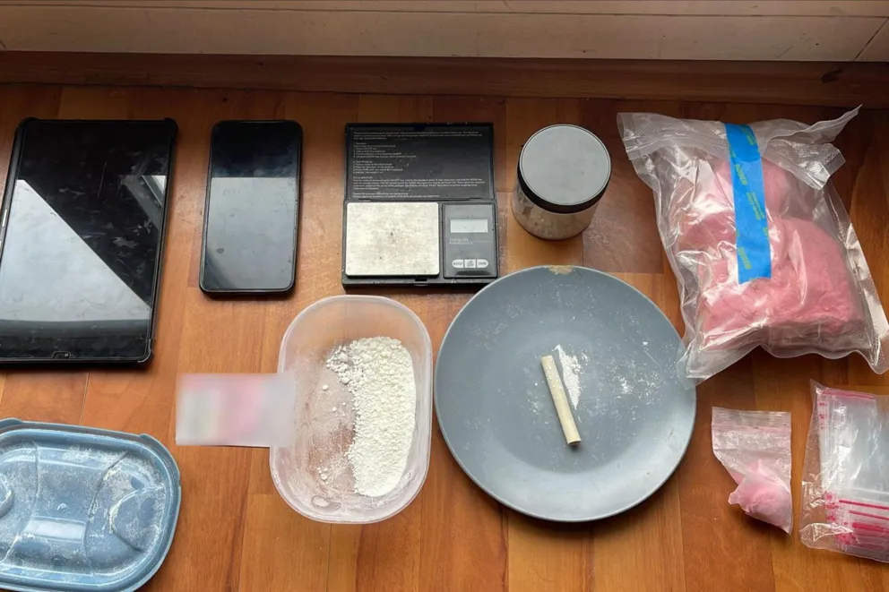 Poszukiwany 56-latek zatrzymany na Klinach. W mieszkaniu miał pół kilograma MDMA