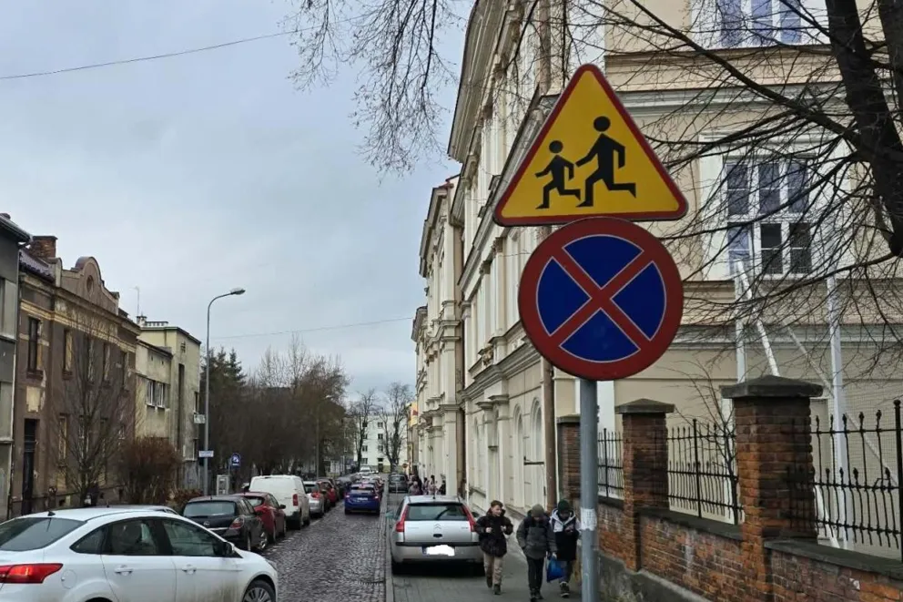 Ignorują znak drogowy, stwarzają zagrożenie dla pieszych. "Jak ktoś nie uważa, to na pustej ulicy zrobi sobie krzywdę"