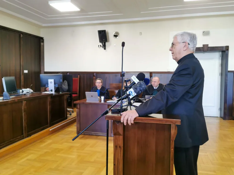 Bp Skworc w sądzie o wysłaniu podejrzewanego o pedofilię księdza na urlop: "To było upomnienie"